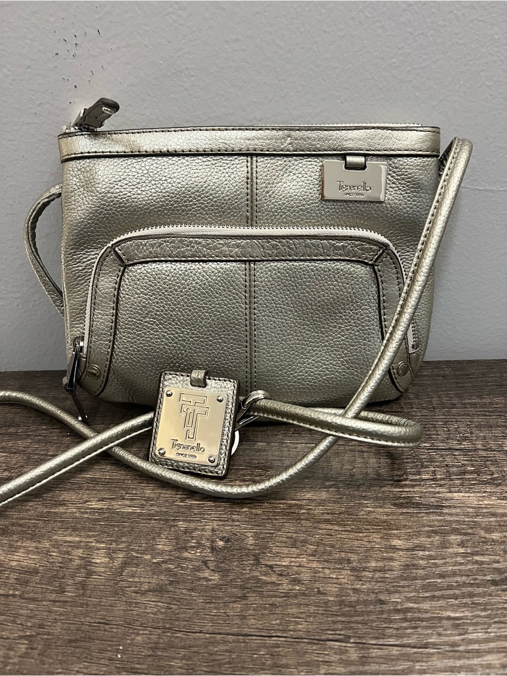 Tignanello Metallic Silver Pebbled Leather Crossbody with Keyring EUC - Picture 8 of 12